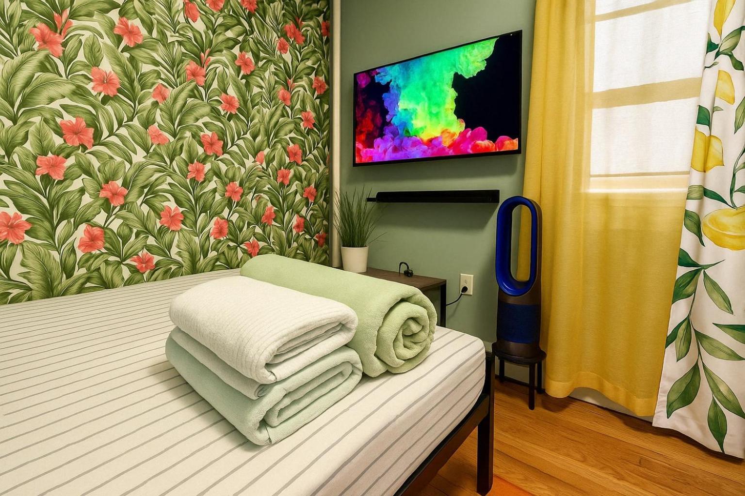 Tropical Comfort Room In Harlem Cozy Stay With Snacks & Style Нью-Йорк Экстерьер фото